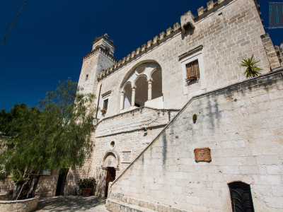 Dopo pochi passi ci ritroviamo ai piedi di una bianca abbazia benedettina dell�XI secolo, ristrutturata tra la fine del 700 e gli inizi dell�800, decorata con trifore e merletti e sulla quale si erge un�alta torre campanaria